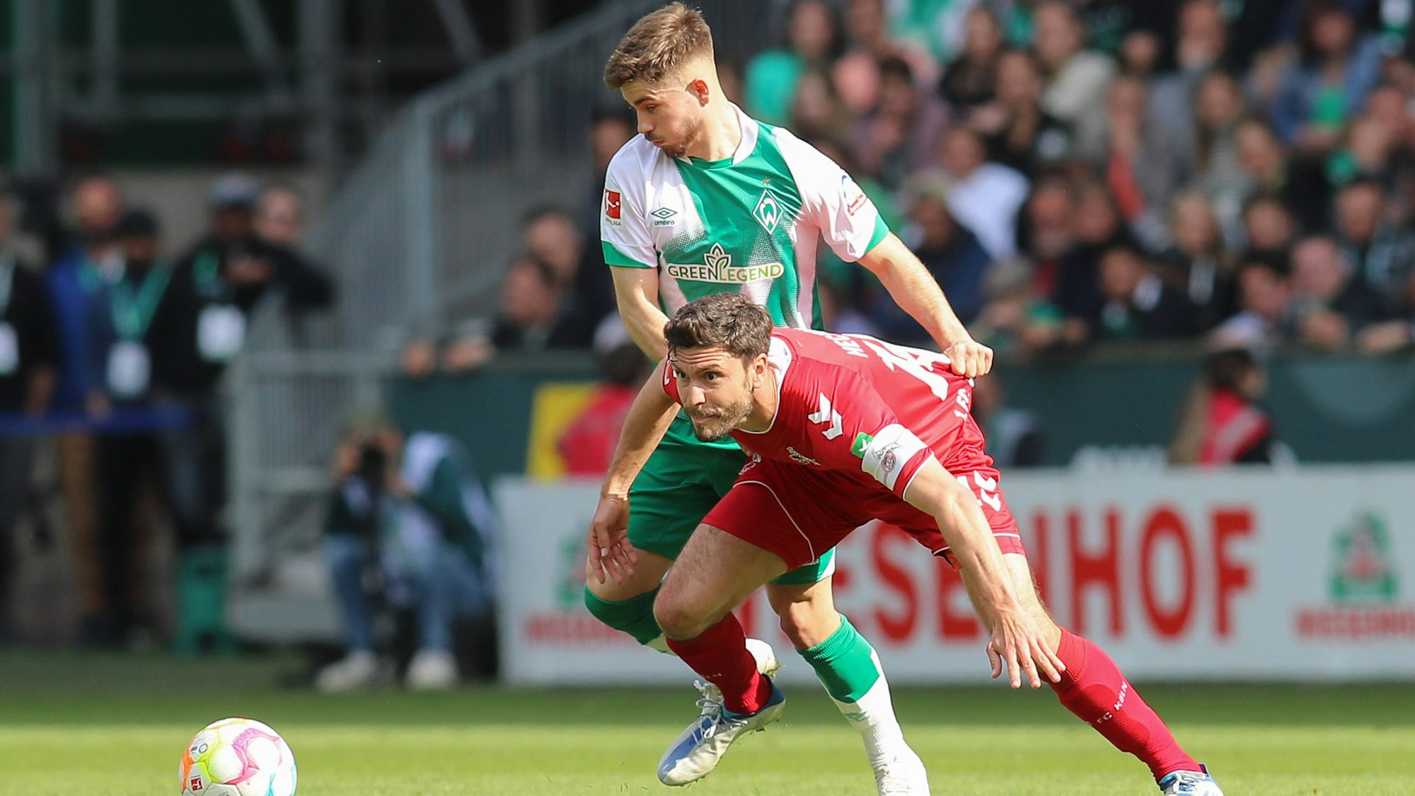 Romano Schmid im Zweikampf mit Jonas Hector