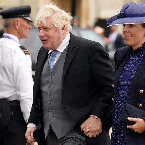 Boris Johnson (l), ehemaliger Premierminister von Großbritannien, und seine Frau Carrie Johnson kommen vor der Krönungszeremonie von König Charles III. in der Westminster Abbey an. Der britische Ex-Premierminister Boris Johnson wird erneut Vater.