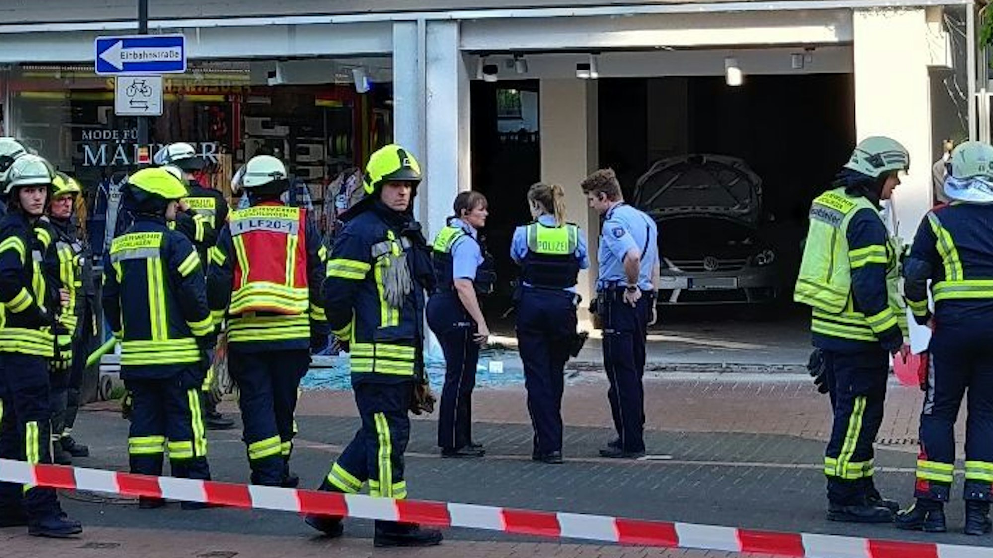 Das Unglücksauto steht tief hinten im Ladenlokal des Männermoden-Geschäfts an der Brückenstraße.