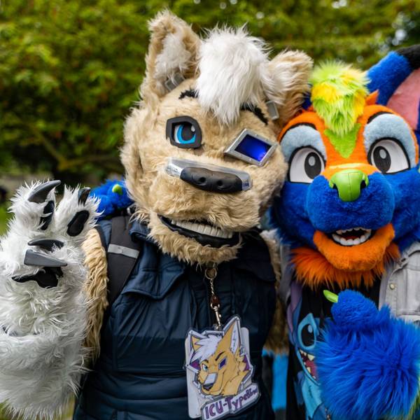 Zwei „Furries“ lächeln in die Kamera.