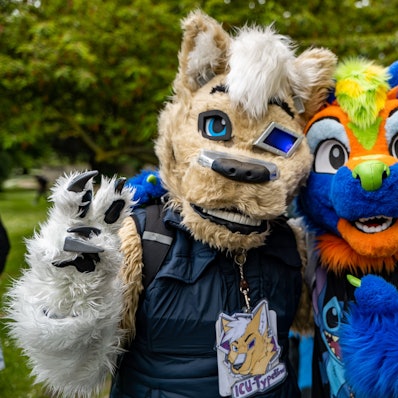 Zwei „Furries“ lächeln in die Kamera.