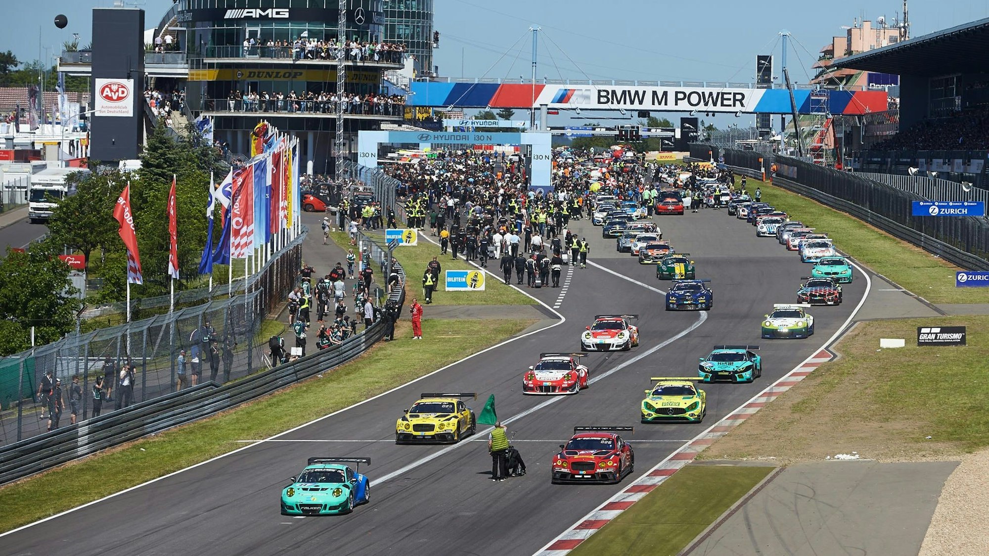 Das 24h-Rennen auf dem Nürburgring lockt jedes Jahr tausende Fans an die Rennstrecke.