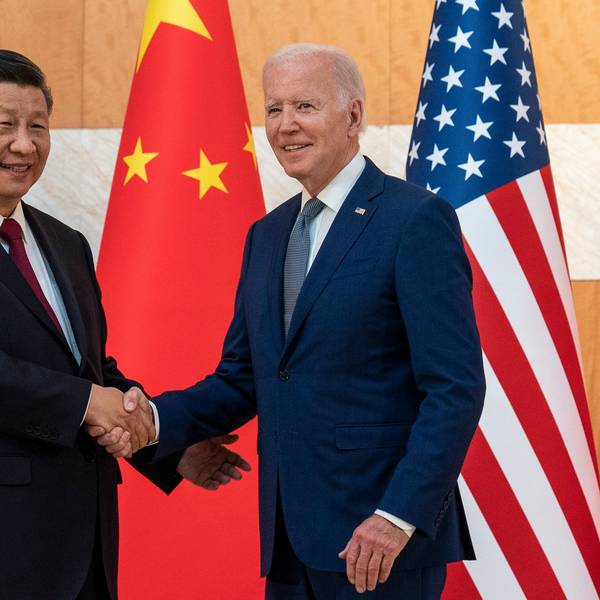 Chinas Präsident Xi gibt US-Präsident Joe Biden die Hand.