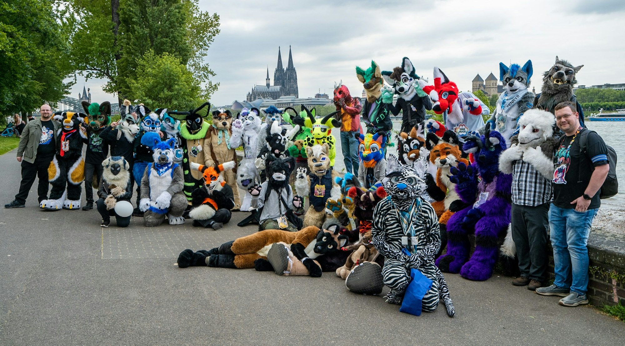 Die „Furries“ posieren am Rhein, im Hintergrund ist der Dom zu sehen.