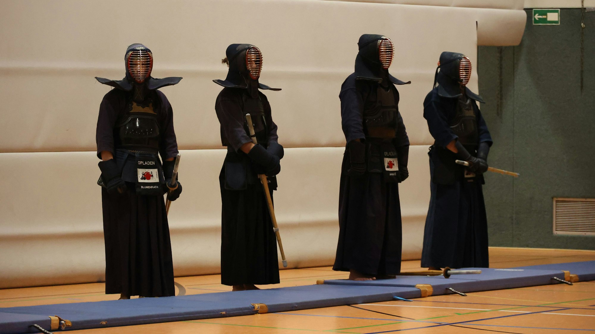 Die Kendo-Kämpfer warten auf ihren Einsatz.