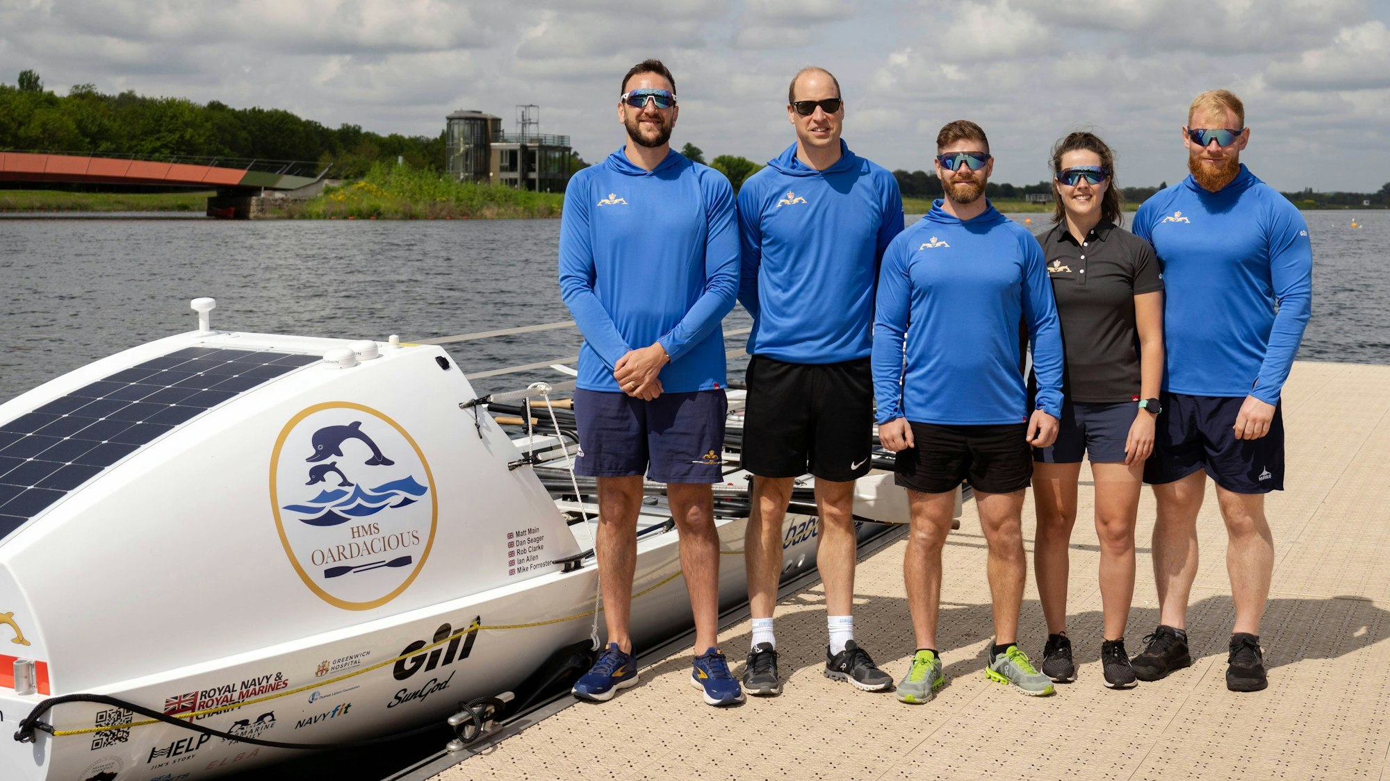 William, Prinz von Wales und Oberbefehlshaber des U-Boot-Dienstes, mit Mitgliedern der Besatzung der HMS Oardacious, die an einer Trainingseinheit auf dem Dorney Lake in Windsor in Buckinghamshire teilnahmen