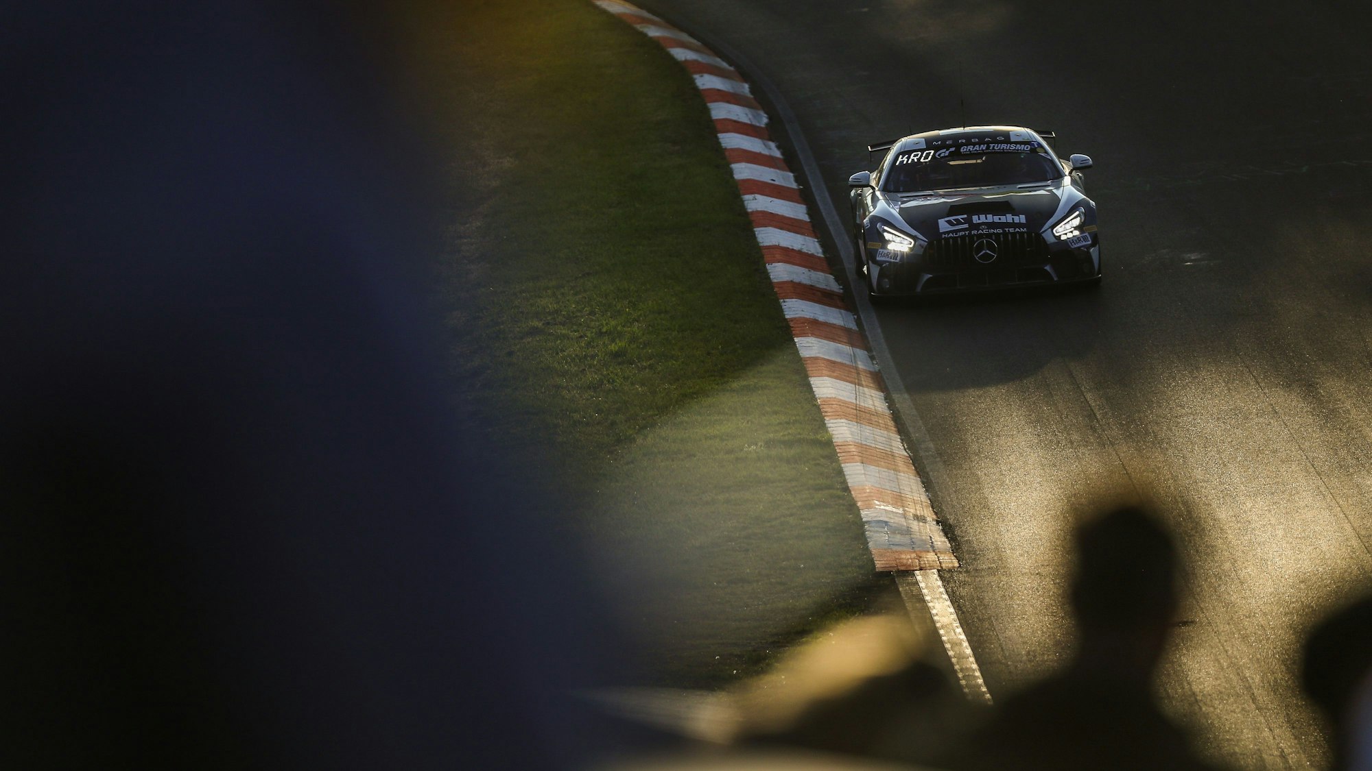 „Kro“: Der Zülpicher Alex Kroker hatte mit Schattenspielen zu kämpfen. Die Ziellinie sah das Team nach einem Unfall nicht.