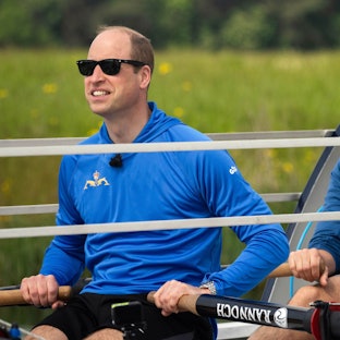 William, Prinz von Wales und Oberbefehlshaber des U-Boot-Dienstes, mit Mitgliedern der Besatzung der HMS Oardacious, die an einer Trainingseinheit auf dem Dorney Lake in Windsor in Buckinghamshire teilnahmen.
