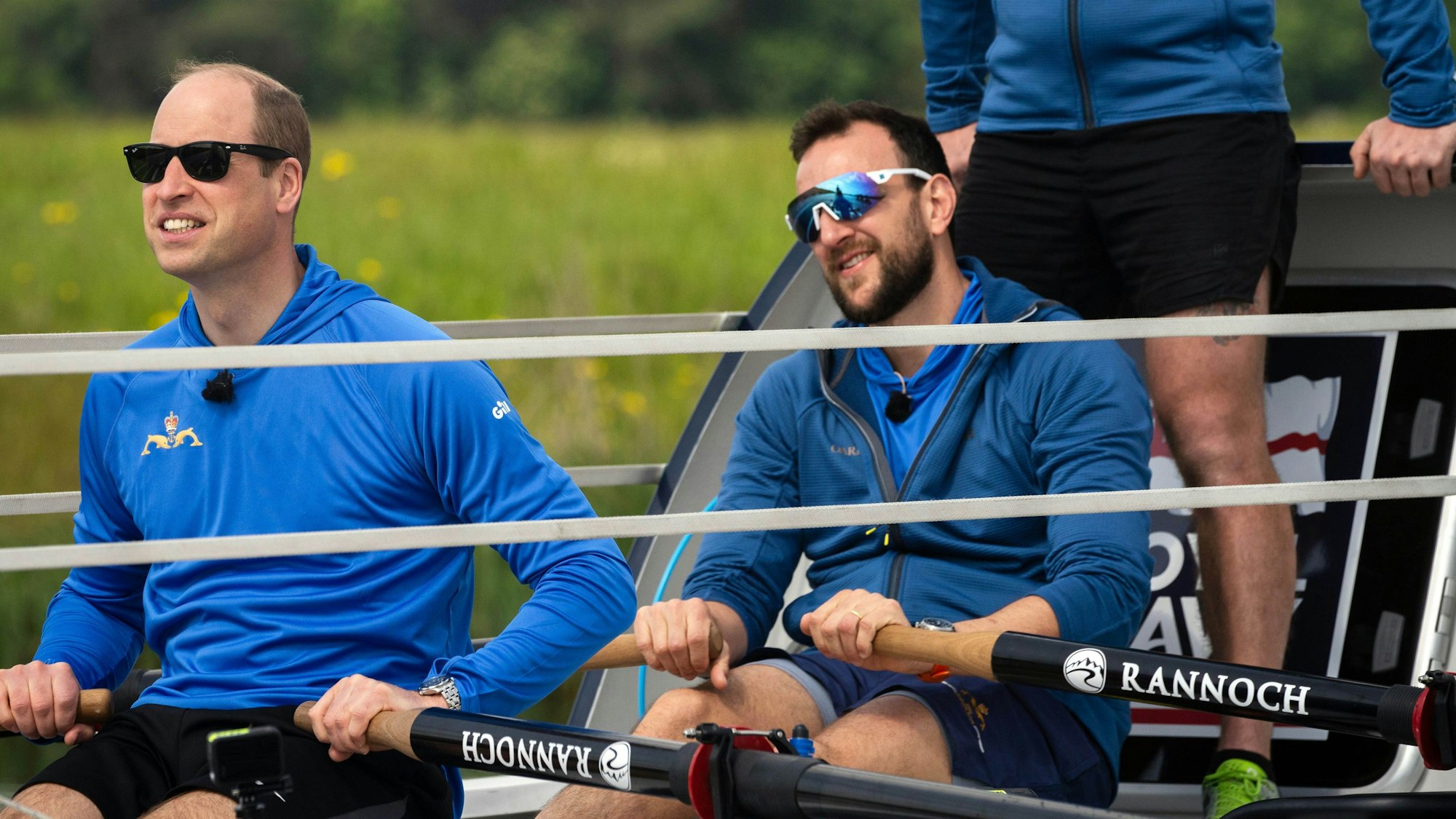 William, Prinz von Wales und Oberbefehlshaber des U-Boot-Dienstes, mit Mitgliedern der Besatzung der HMS Oardacious, die an einer Trainingseinheit auf dem Dorney Lake in Windsor in Buckinghamshire teilnahmen.