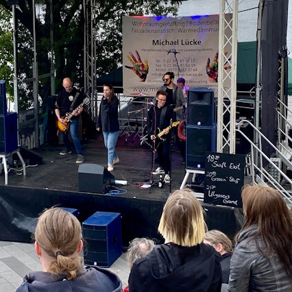 Das Bild zeigt die Kölner Band Swift Exit auf der Bühne.