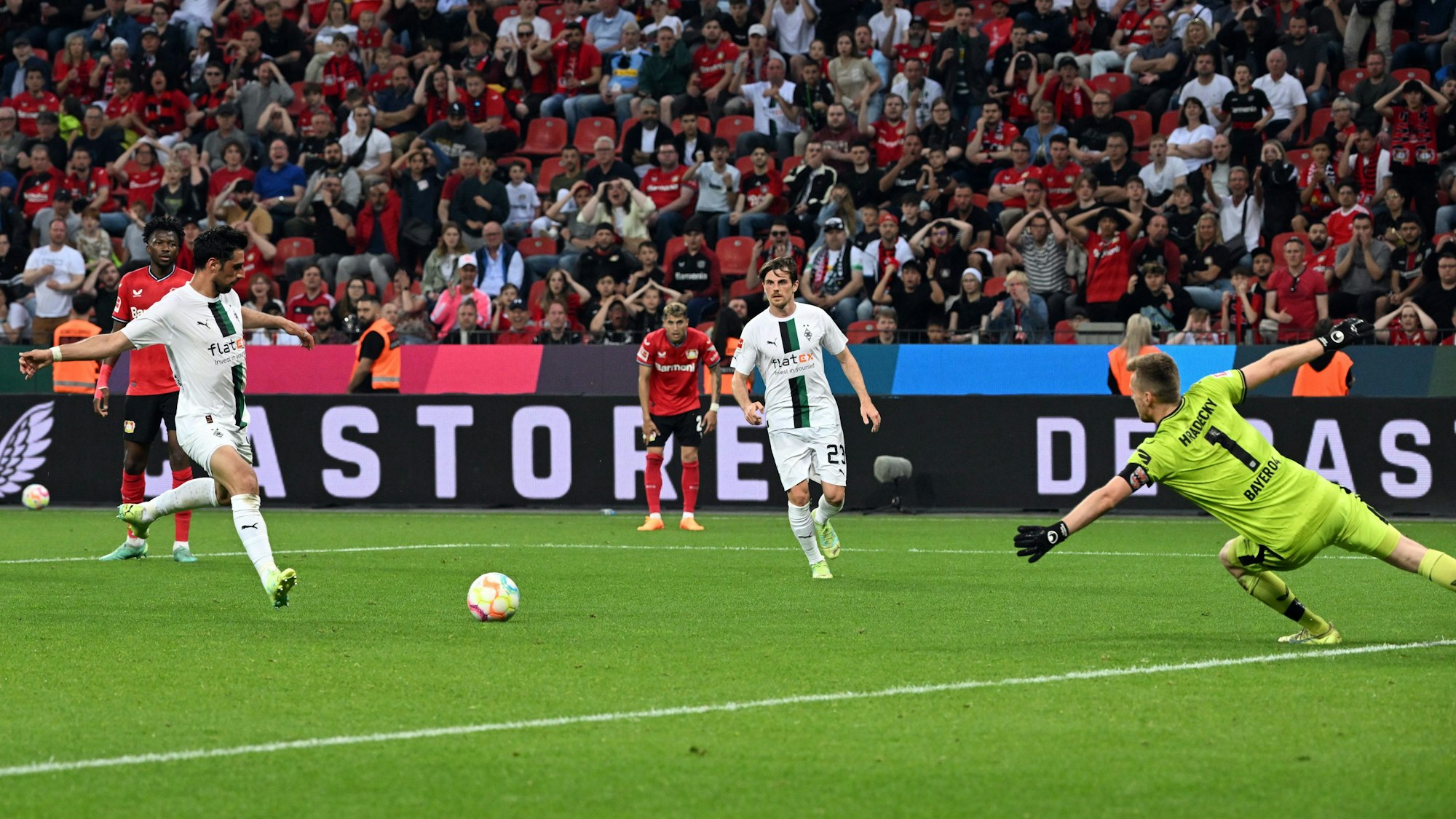 Mönchengladbachs Lars Stindl (l) erzielt das Tor zum 2:2 gegen Leverkusens Torwart Lukas Hradecky (r)