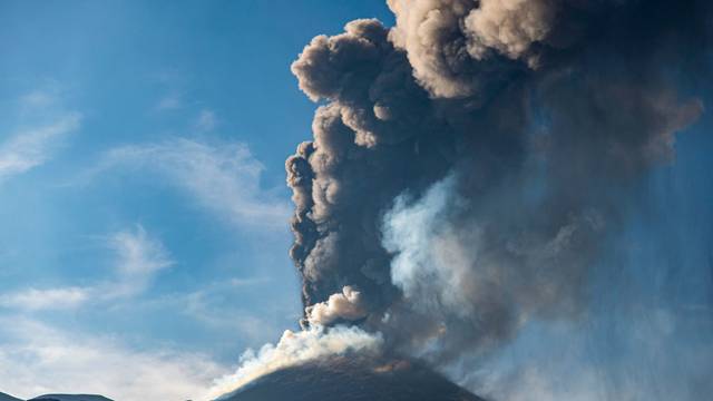 Eine Aschewolke ist während eines Ausbruchs des Ätna, dem größten aktiven Vulkans in Europa, zu sehen. (Archivbild)