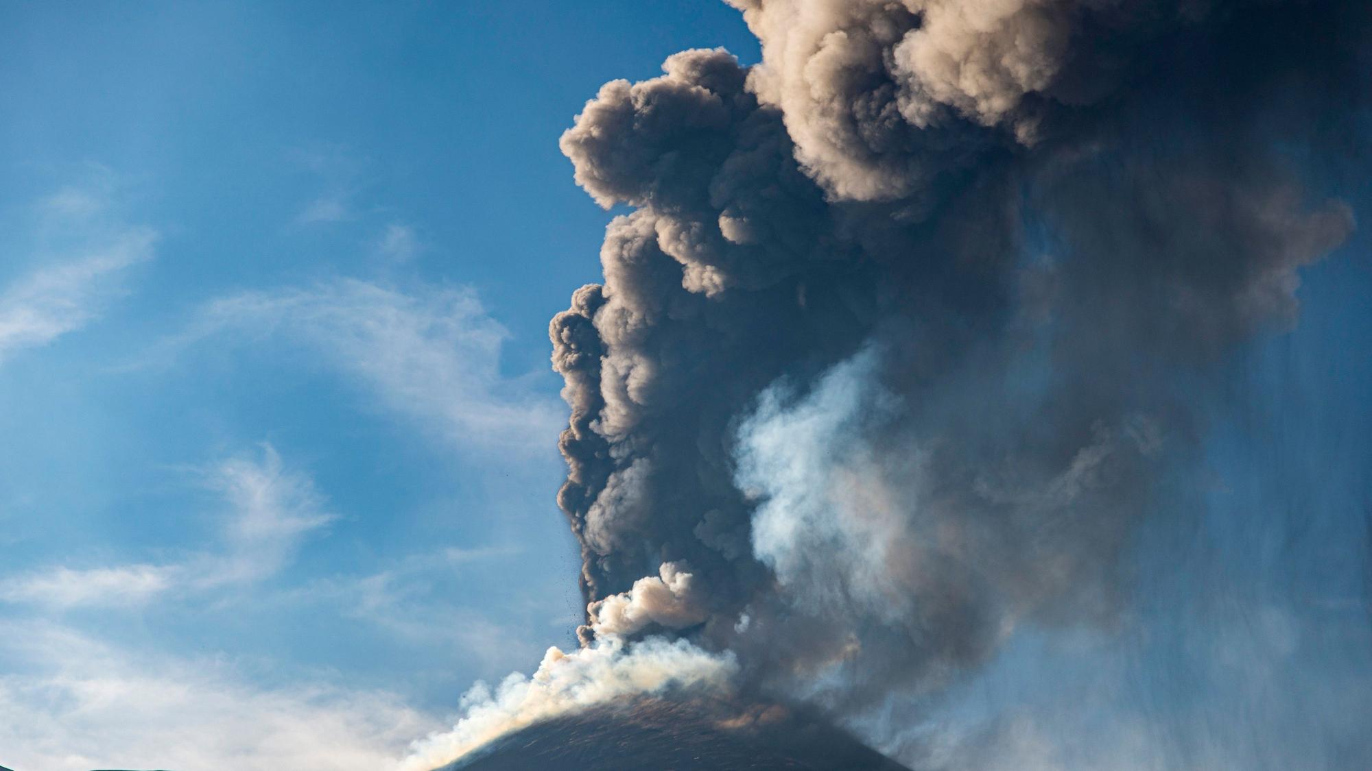 Eine Aschewolke ist während eines Ausbruchs des Ätna, dem größten aktiven Vulkans in Europa, zu sehen. (Archivbild)