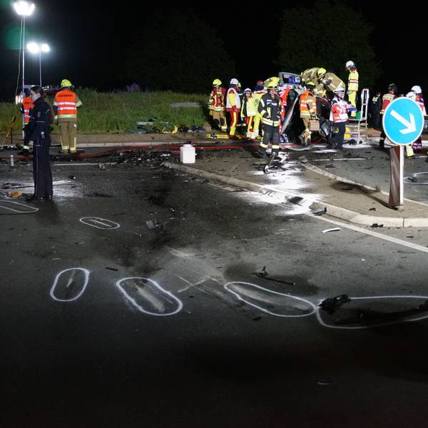 Die Feuerwehr befreite das Paar, das nach dem Unfall in seinem Campingwagen eingeklemmt war.
