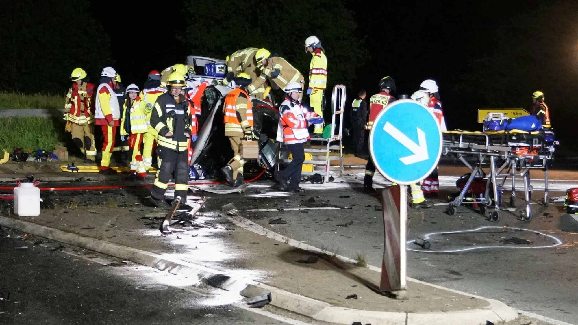 Die Feuerwehr befreite das Paar, das nach dem Unfall in seinem Campingwagen eingeklemmt war.