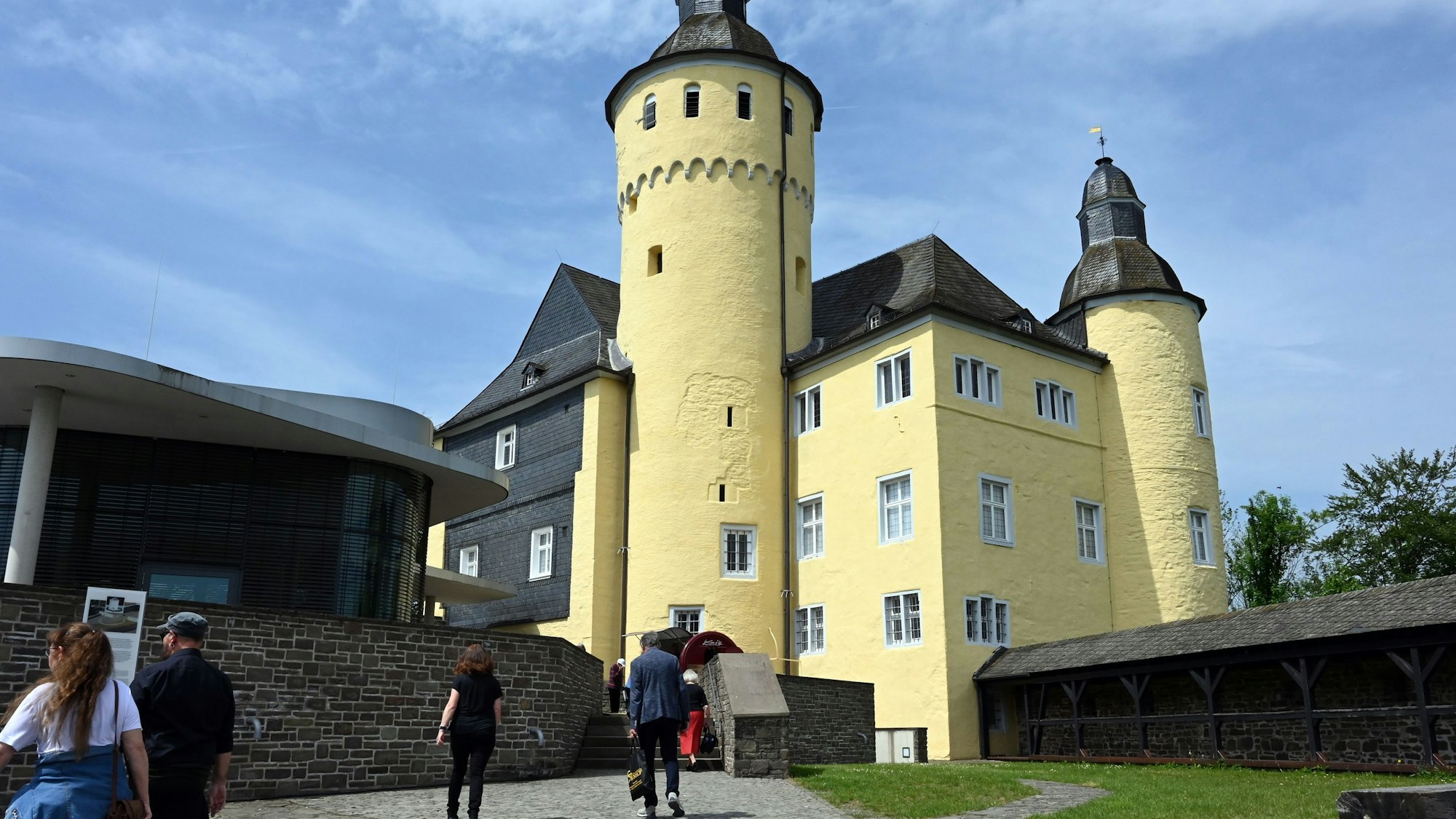 Zu sehen ist eine Burg mit zwei Türmen.