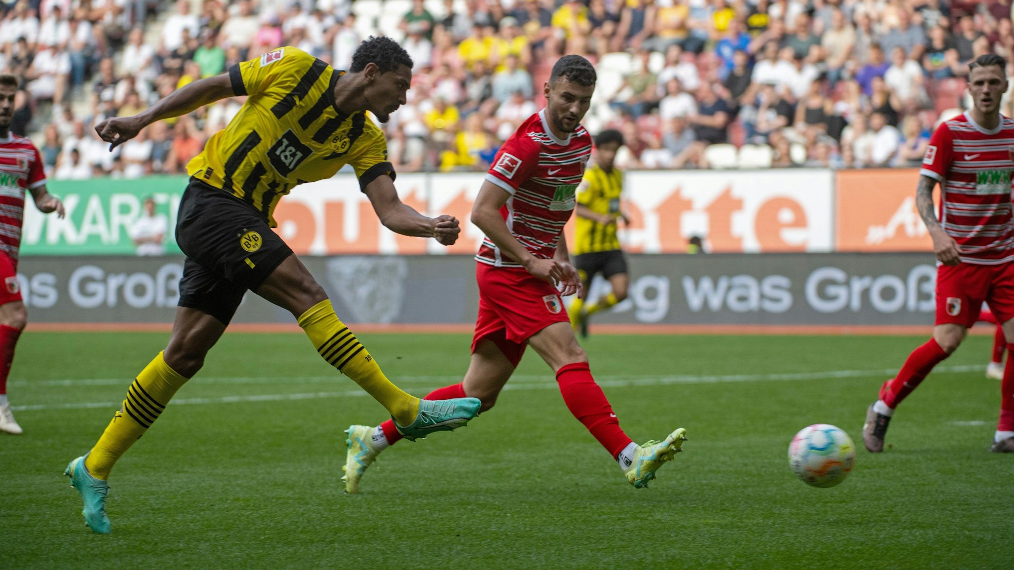 Dortmunds Sebastian Haller erzielt das 1:0.