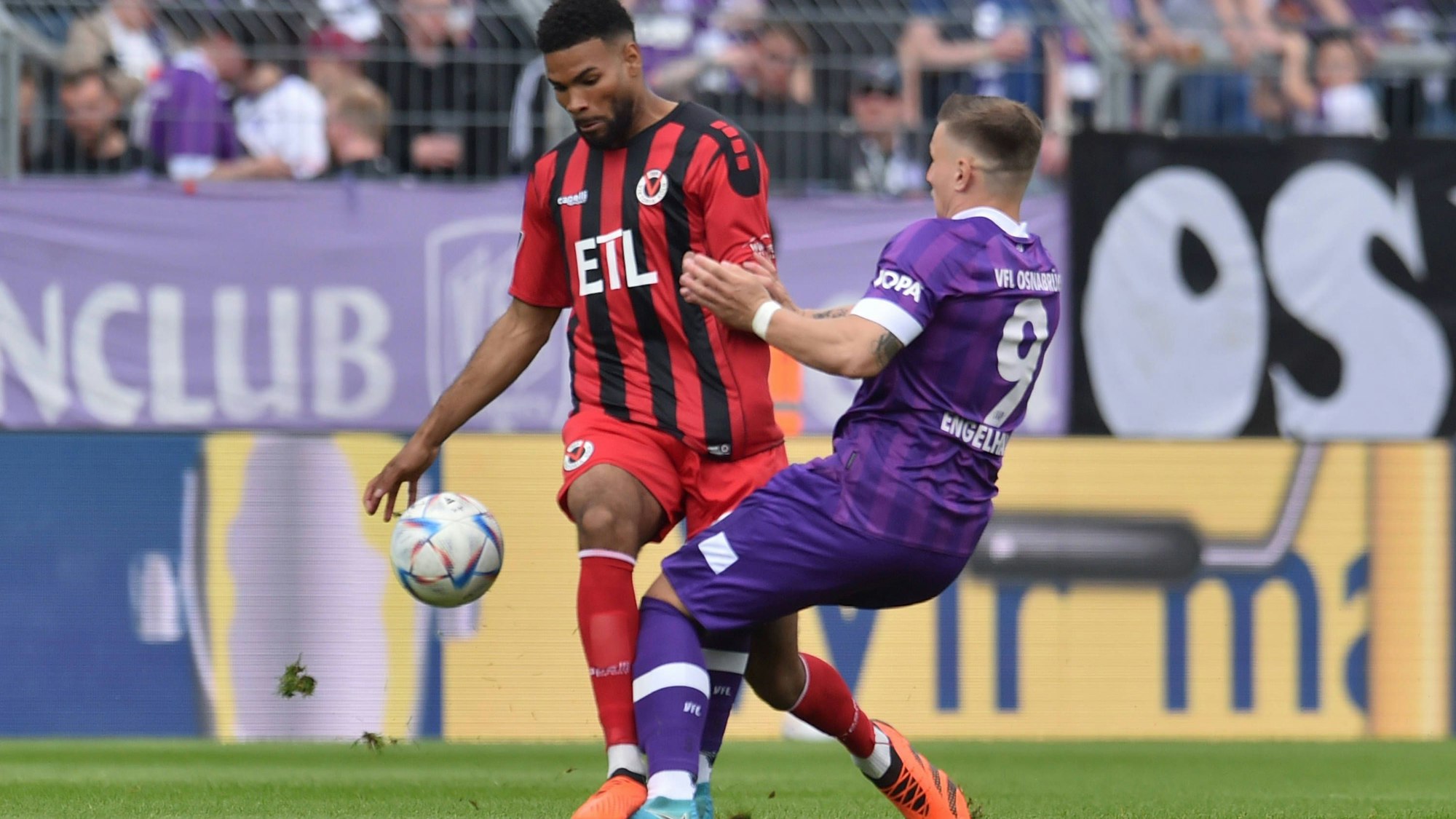 Fussball - 3. Liga - FC Viktoria Köln - VfL Osnabrück am 21.04.2023 im Stadion im Sportpark Höhenberg in Köln Jamil Siebert Viktoria Koeln im Zweikampf gegen Erik Engelhardt Osnabrueck *** Football 3 Liga FC Viktoria Köln VfL Osnabrück on 21 04 2023 in the stadium in the Sportpark Höhenberg in Cologne Jamil Siebert Viktoria Koeln in a duel against Erik Engelhardt Osnabrueck MT