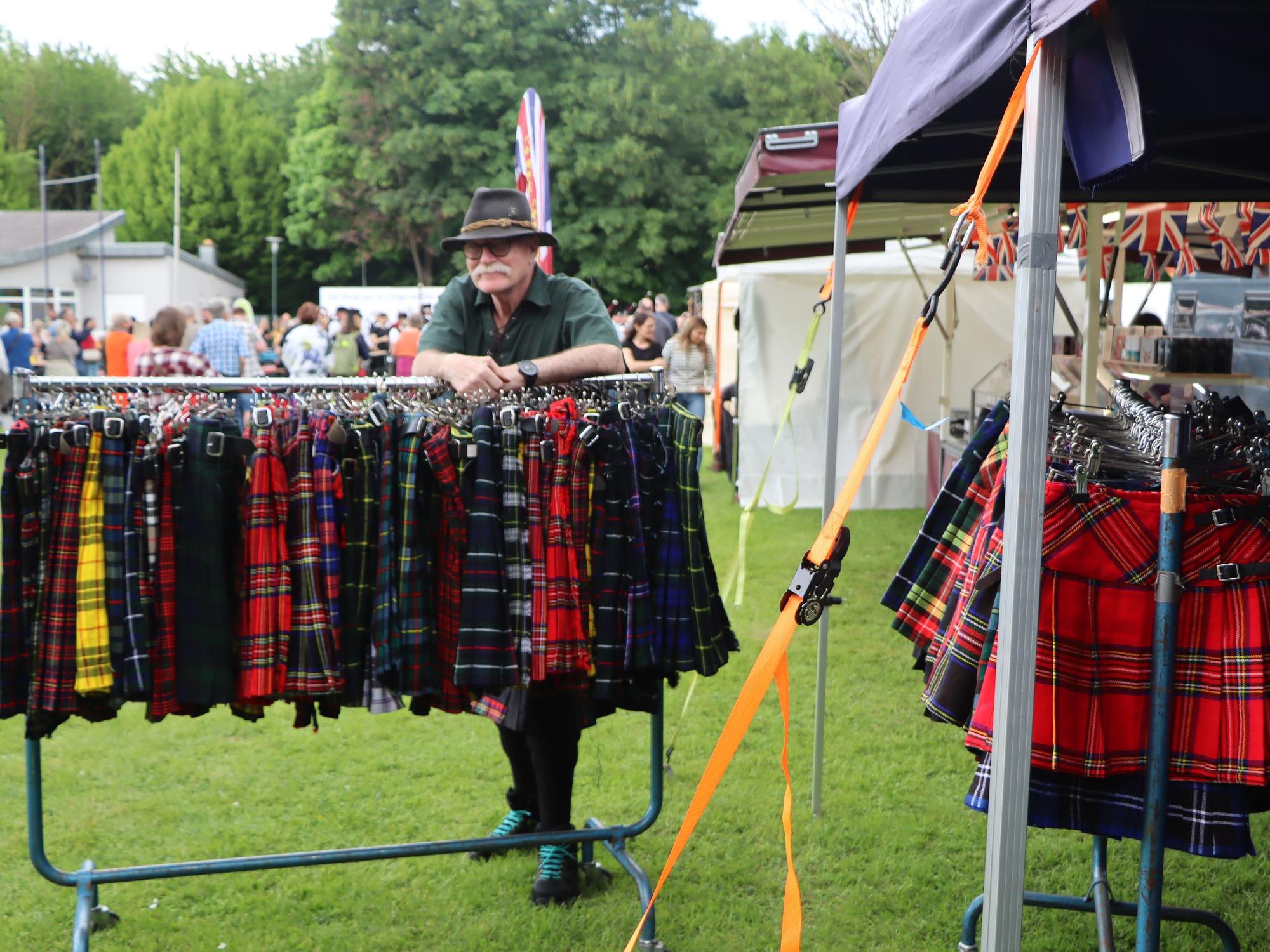 Das Bild zeigt einen Mann, der Kilts verkauft.
