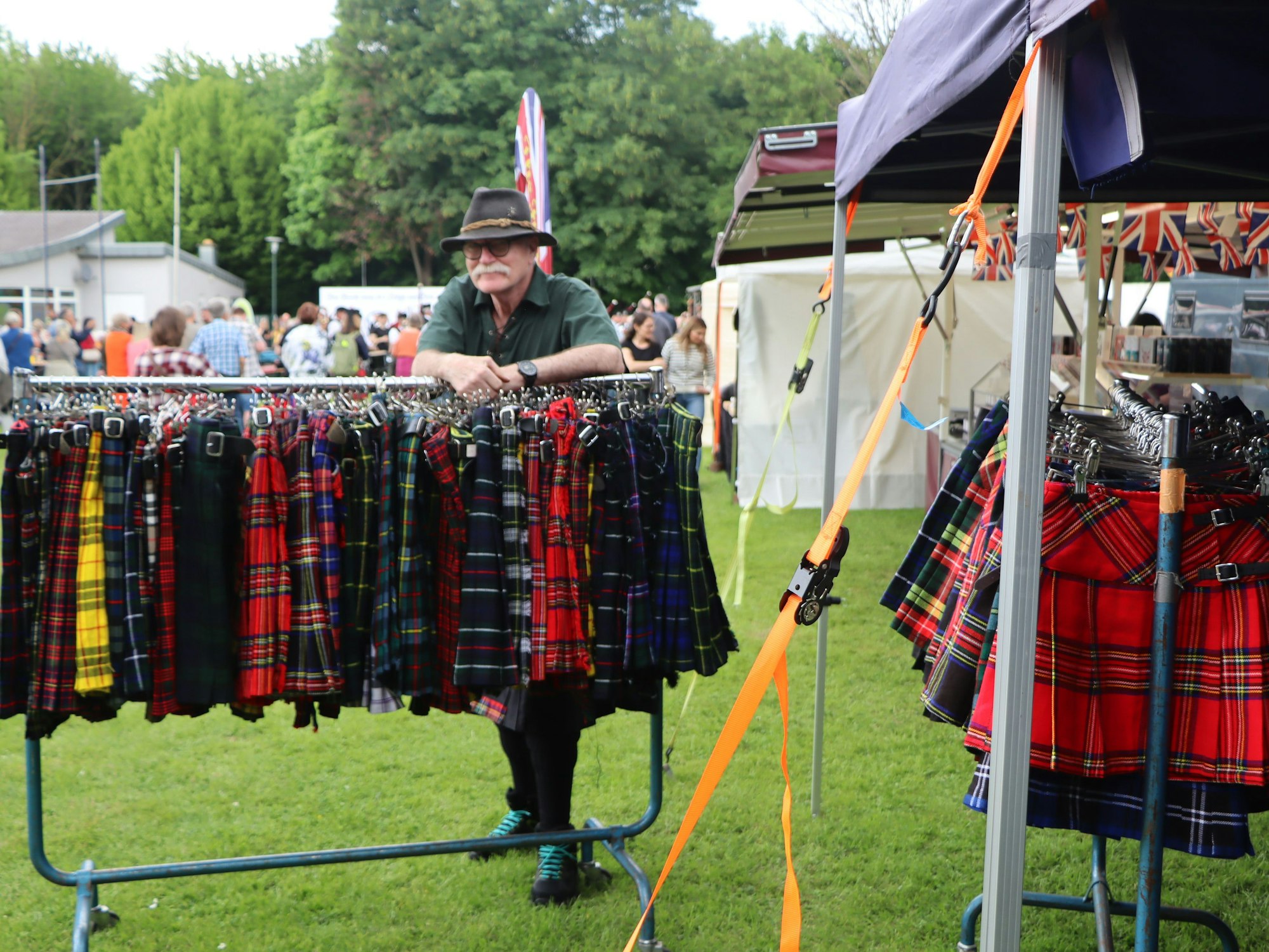Das Bild zeigt einen Mann, der Kilts verkauft.