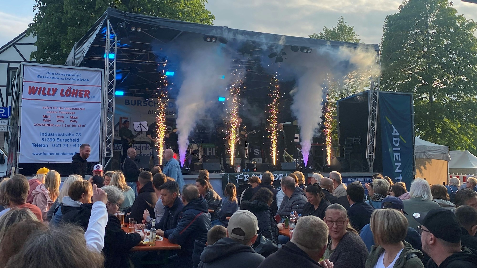 Feuerwerk: Die Coverband „Framework“ spielte Musik für alle Generationen in Burscheid.