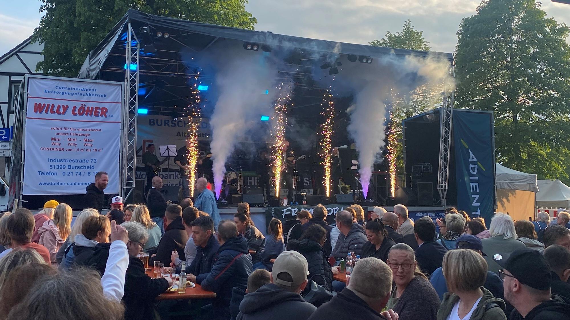 Feuerwerk: Die Coverband „Framework“ spielte Musik für alle Generationen in Burscheid.