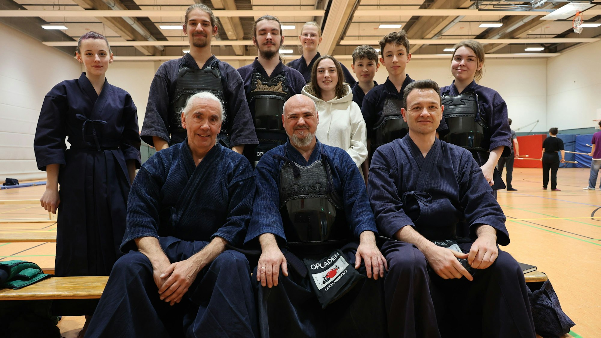 Ein Teil der Kednogruppe, in der Mitte der ersten Reihe sitzt Trainier Andres Izquierdo.