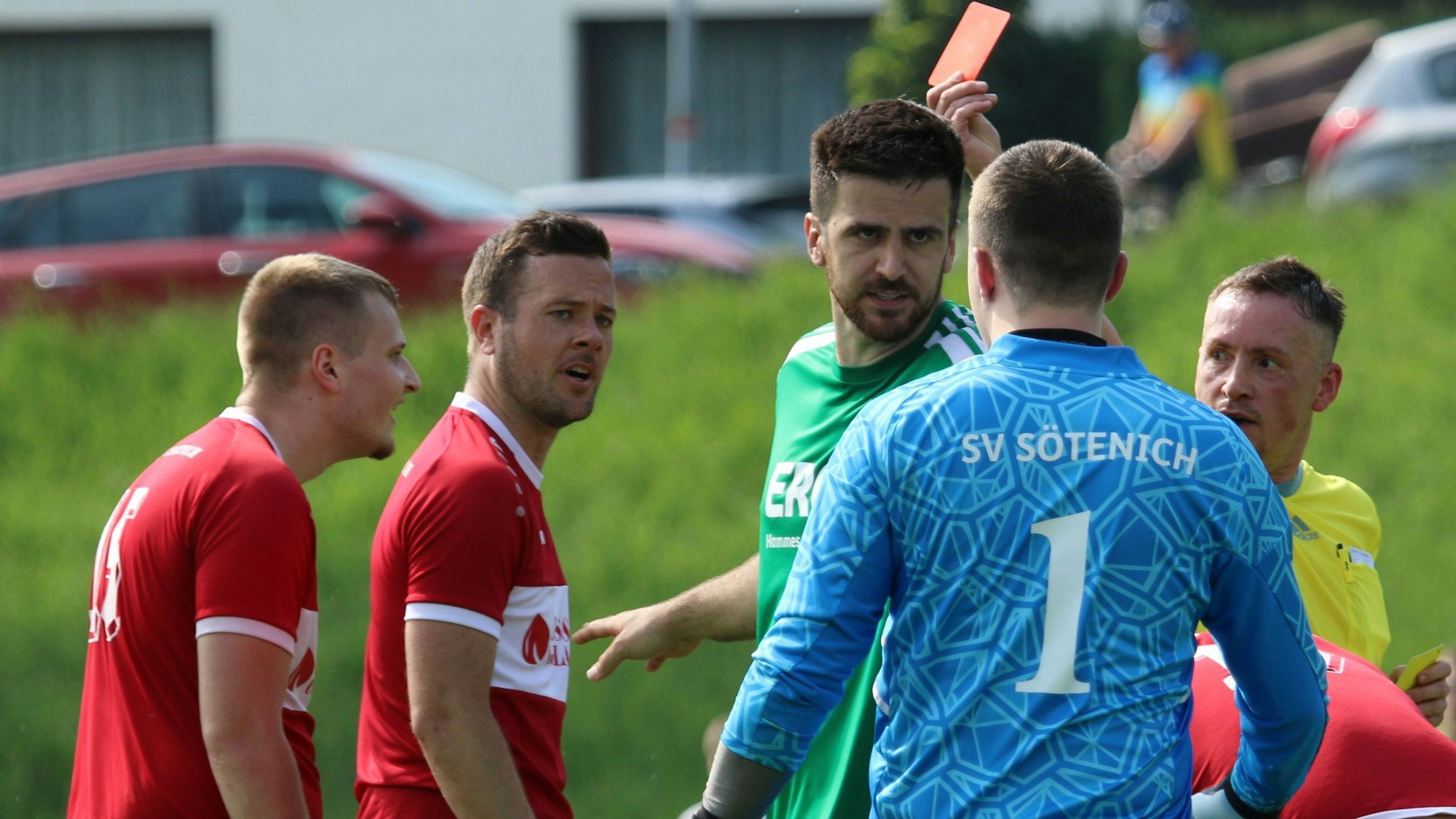 Mechernichs Lukas Lebert sieht im Duell mit Sötenich die Gelb-Rote Karte.