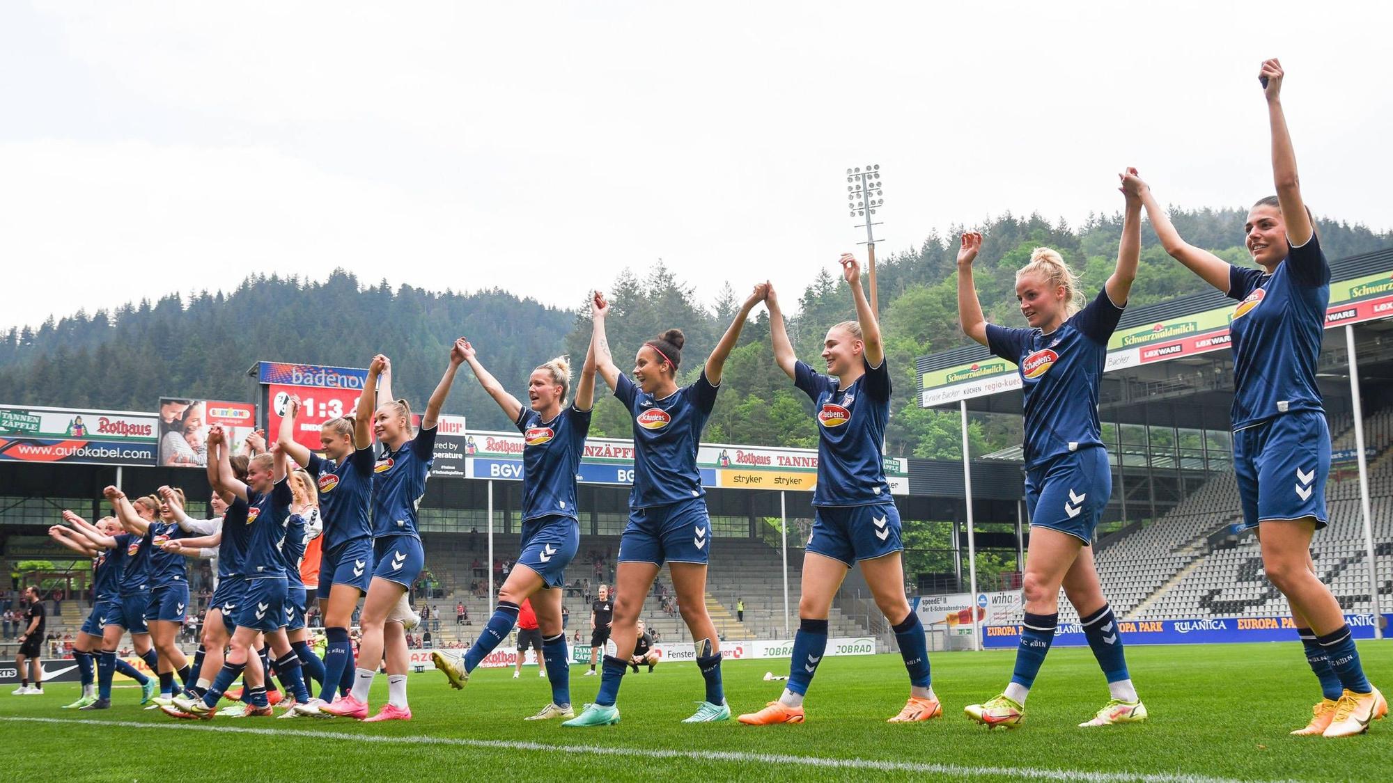Fussball FLYERALARM Frauen-Bundesliga 21. Spieltag - 22/23 - SC Freiburg vs. 1. FC Koeln - 21-05-2023 Die 1. FC Koeln Frauen bedankten sich bei den mitgereisten Fans. /// Fussball FLYERALARM Frauen-Bundesliga: SC Freiburg vs. 1. FC Koeln am Sonntag, den 21. Mai 2023 im Dreisamstadion in Freiburg im Breisgau DFL REGULATIONS PROHIBIT ANY USE OF PHOTOGRAPHS AS IMAGE SEQUENCES AND/OR QUASI-VIDEO. *** Football FLYERALARM Womens Bundesliga 21 Matchday 22 23 SC Freiburg vs 1 FC Koeln 21 05 2023 The 1 FC Koeln women thanked the traveling fans Football FLYERALARM Womens Bundesliga SC Freiburg vs 1 FC Koeln on Sunday, May 21, 2023 at the Dreisamstadion in Freiburg im Breisgau DFL REGULATIONS PROHIBIT ANY USE OF PHOTOGRAPHS AS IMAGE SEQUENCES AND OR QUASI VIDEO Copyright: xBEAUTIFULxSPORTS/GerdxGruendlx