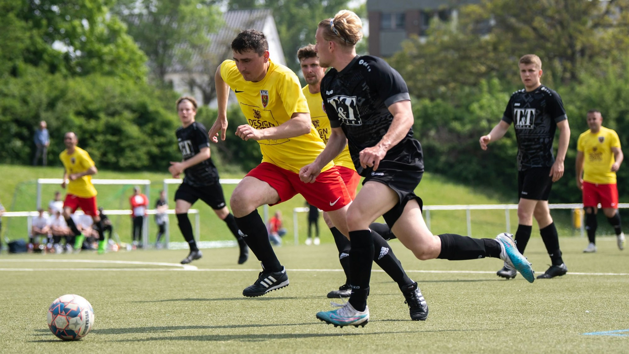 JSG-Erft-Spieler Luc-Seal Roggendorf traf gegen den Euskirchener TSC.