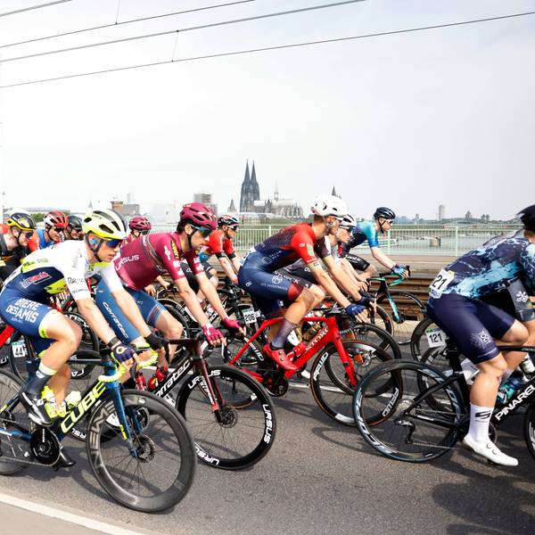 Start der Profiteams bei dem Radrennen ·Rund um Köln· auf der Severinsbrücke