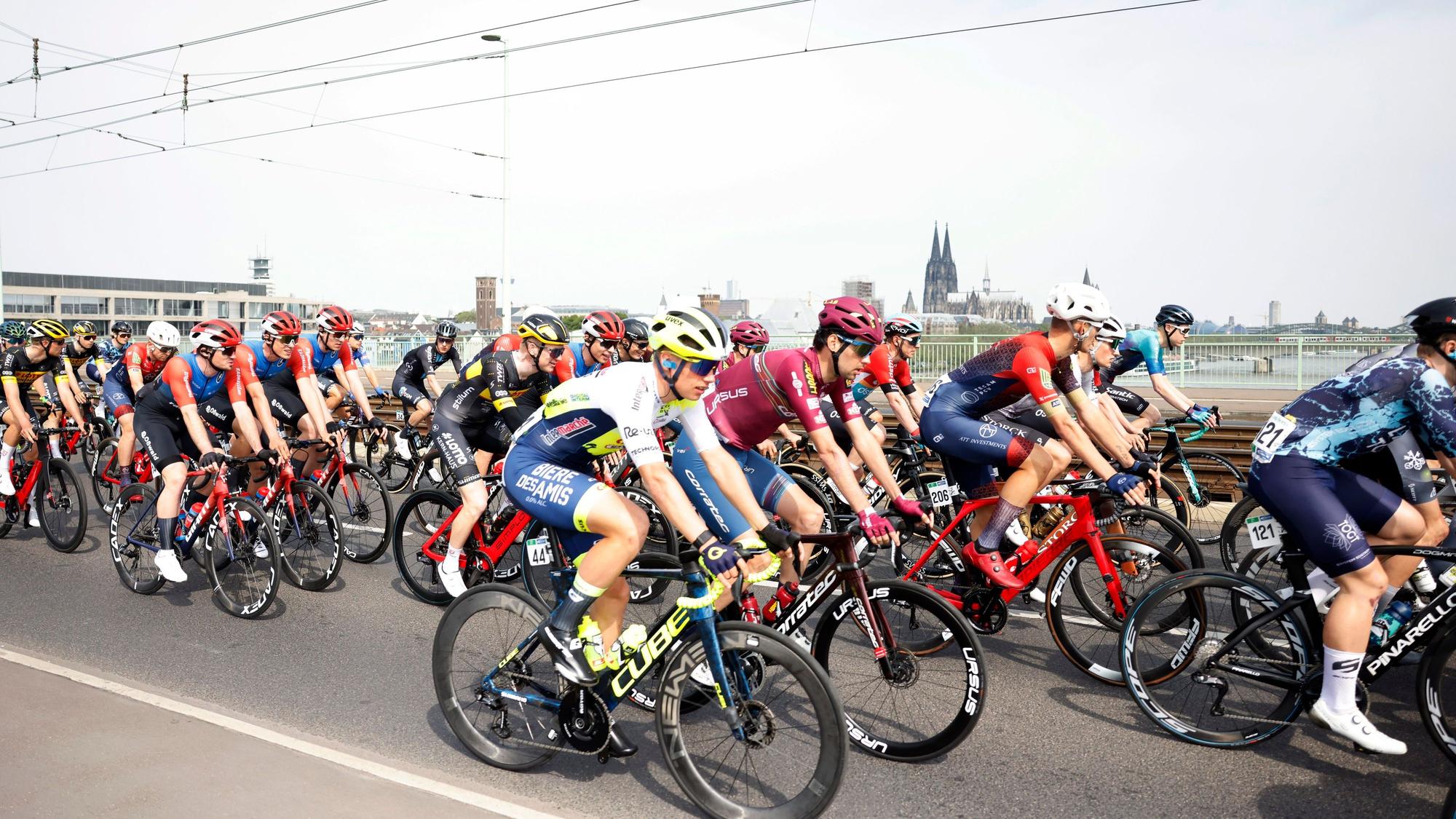 Tausende Hobby- und Profi-Radfahrer treten bei „Rund um Köln“ in die Pedale – mitten durch Kölns Innenstadt.