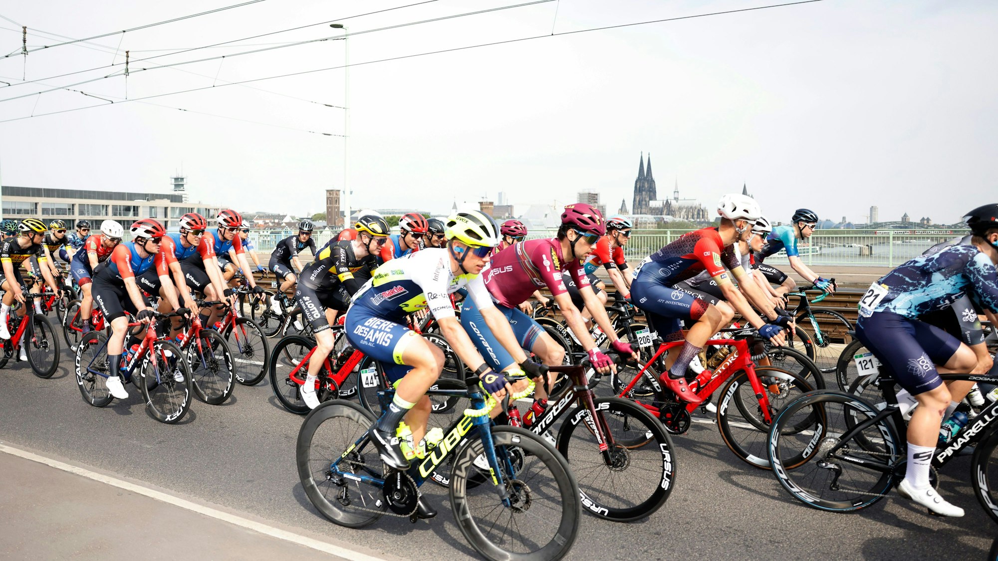 Tausende Hobby- und Profi-Radfahrer treten bei „Rund um Köln“ in die Pedale – mitten durch Kölns Innenstadt.