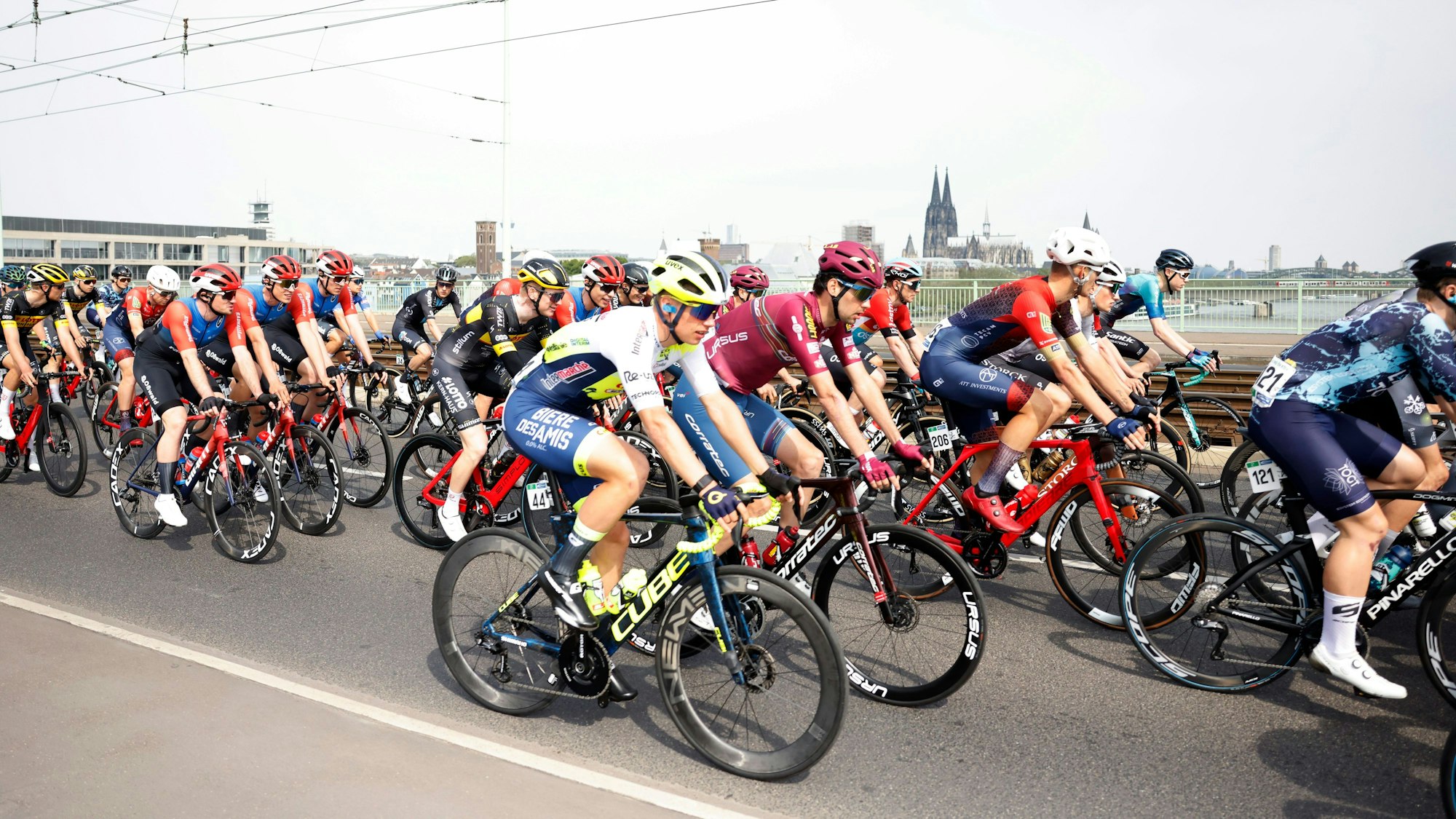 Start der Profiteams bei dem Radrennen ·Rund um Köln· auf der Severinsbrücke