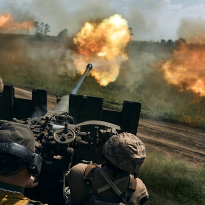 Ukrainische Soldaten feuern eine Kanone in der Nähe von Bachmut ab, einer Stadt im Osten des Landes, in der heftige Kämpfe gegen russische Truppen stattgefunden haben.