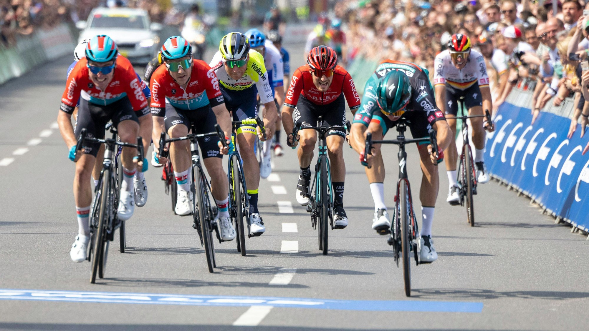 Radfahrer fahren auf ihren Rädern beim Rund um Köln-Event am 21.5.2023