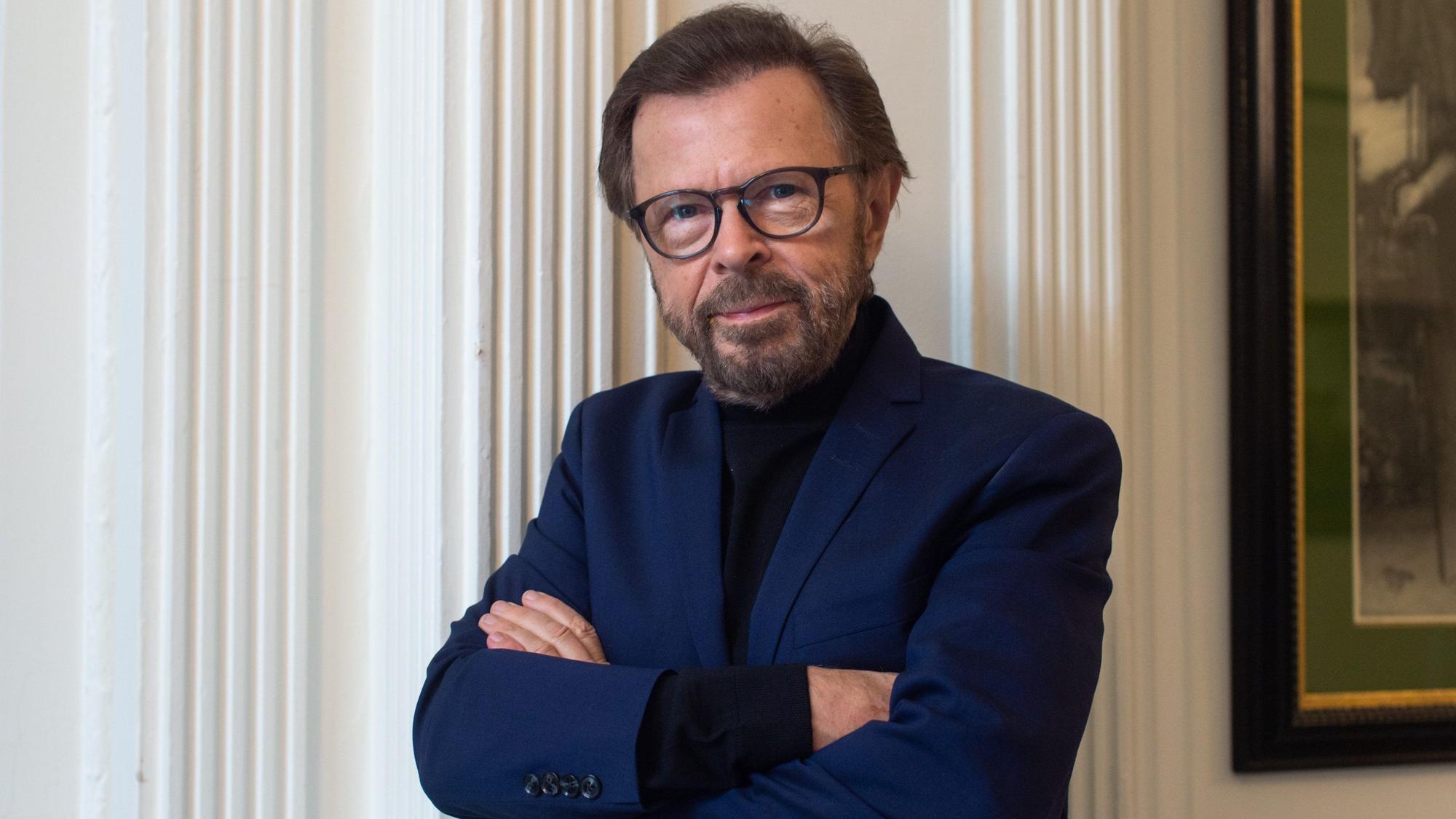 Björn Ulvaeus, Gründungsmitglied und Produzent der schwedischen Popgruppe Abba, steht mit verschränkten Armen vor einer Wand.