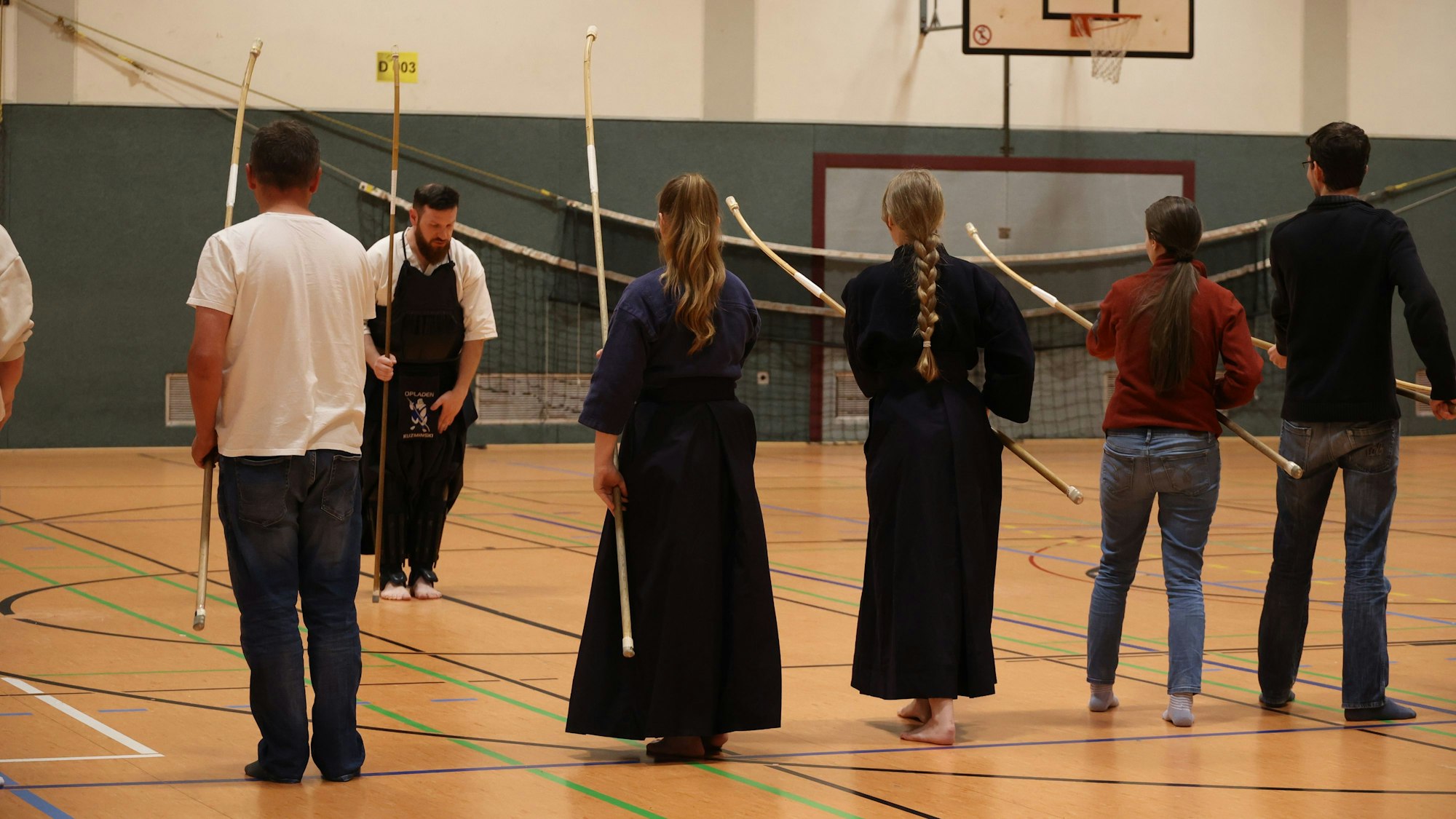 Die Gäste konnten Naginata auch selbst einmal ausprobieren.