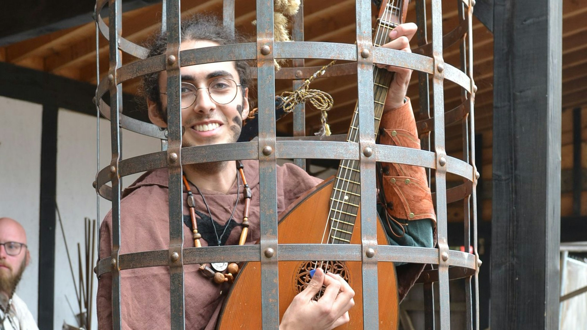 Der schwarze Kolibri: Klaus Maria Müller-Hobert sorgte in seinem Vogelkäfig für musikalische Unterhaltung.