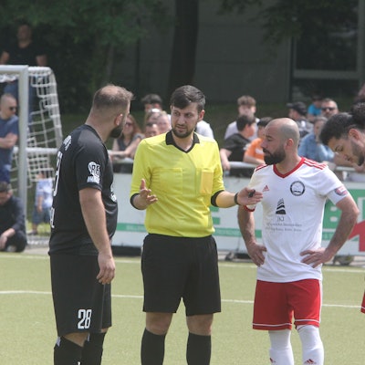 Viel Gesprächsbedarf: Der Referee hatte beim Topspiel in Niederkassel alle Hände voll zu tun.