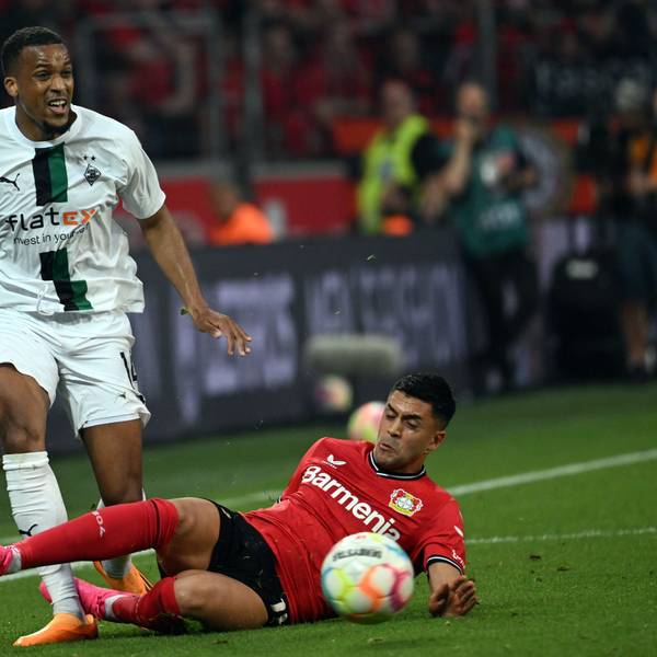 Leverkusens Nadiem Amiri (r) und Mönchengladbachs Alassane Plea kämpfen um den Ball.