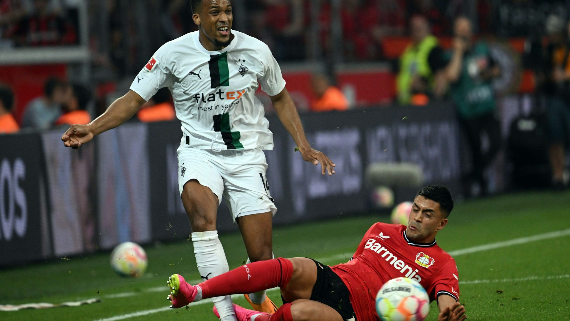 Leverkusens Nadiem Amiri (r) und Mönchengladbachs Alassane Plea kämpfen um den Ball.