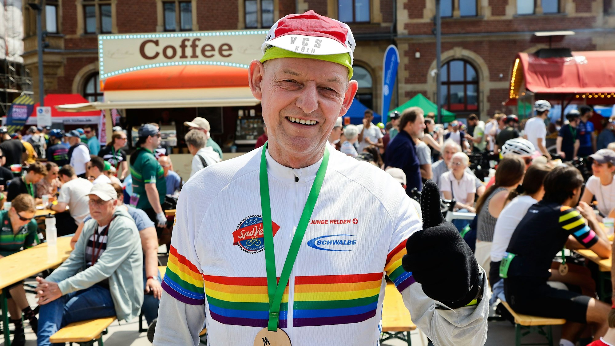 Peter Lipinski schaut lächelnd in die Kamera.