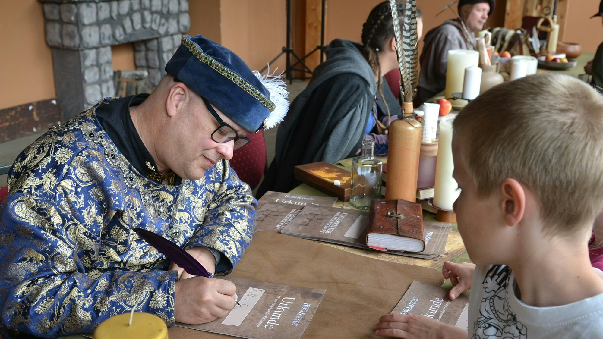 Die Burgschreiber stellten Urkunden für die Kinder aus.