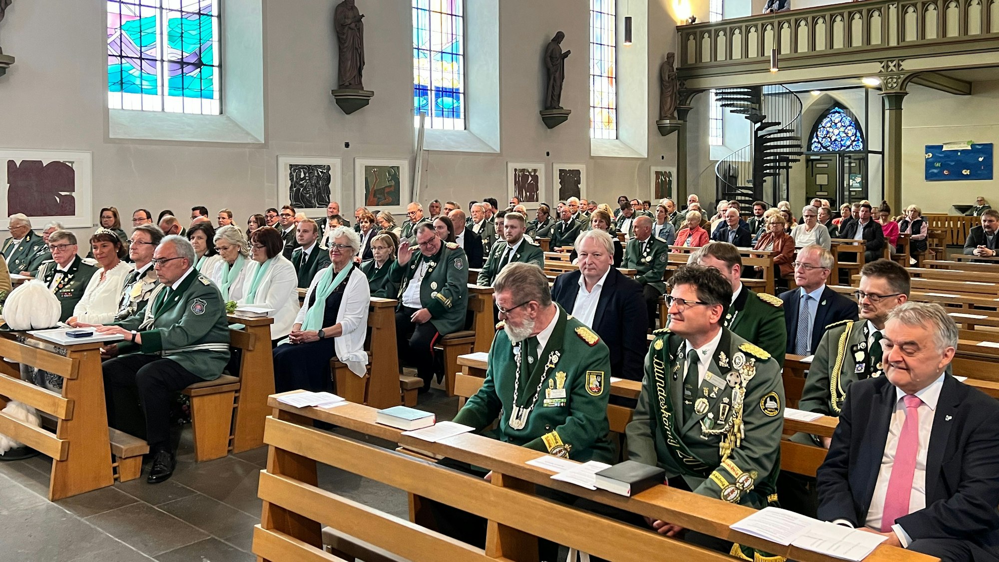 Schützen und Gäste sitzen in der St.-Mauritius-Kirche in Lützenkirchen.