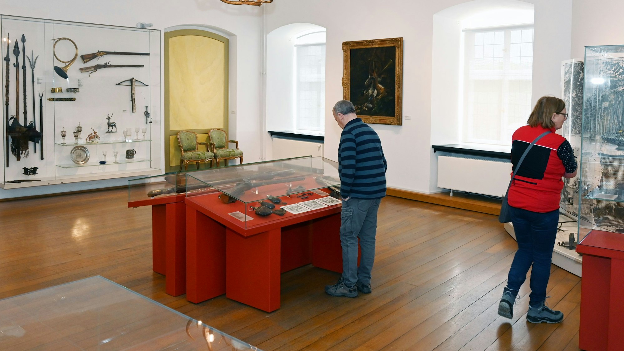 Blick in die Sammlung von Schloss Homburg mit Gegenständen, die in Schaukästen ausgestellt sind.