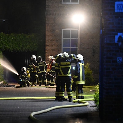 Das Foto zeigt Erftstädter Feuerwehrleute bei einem Scheunenbrand im Mai 2023.