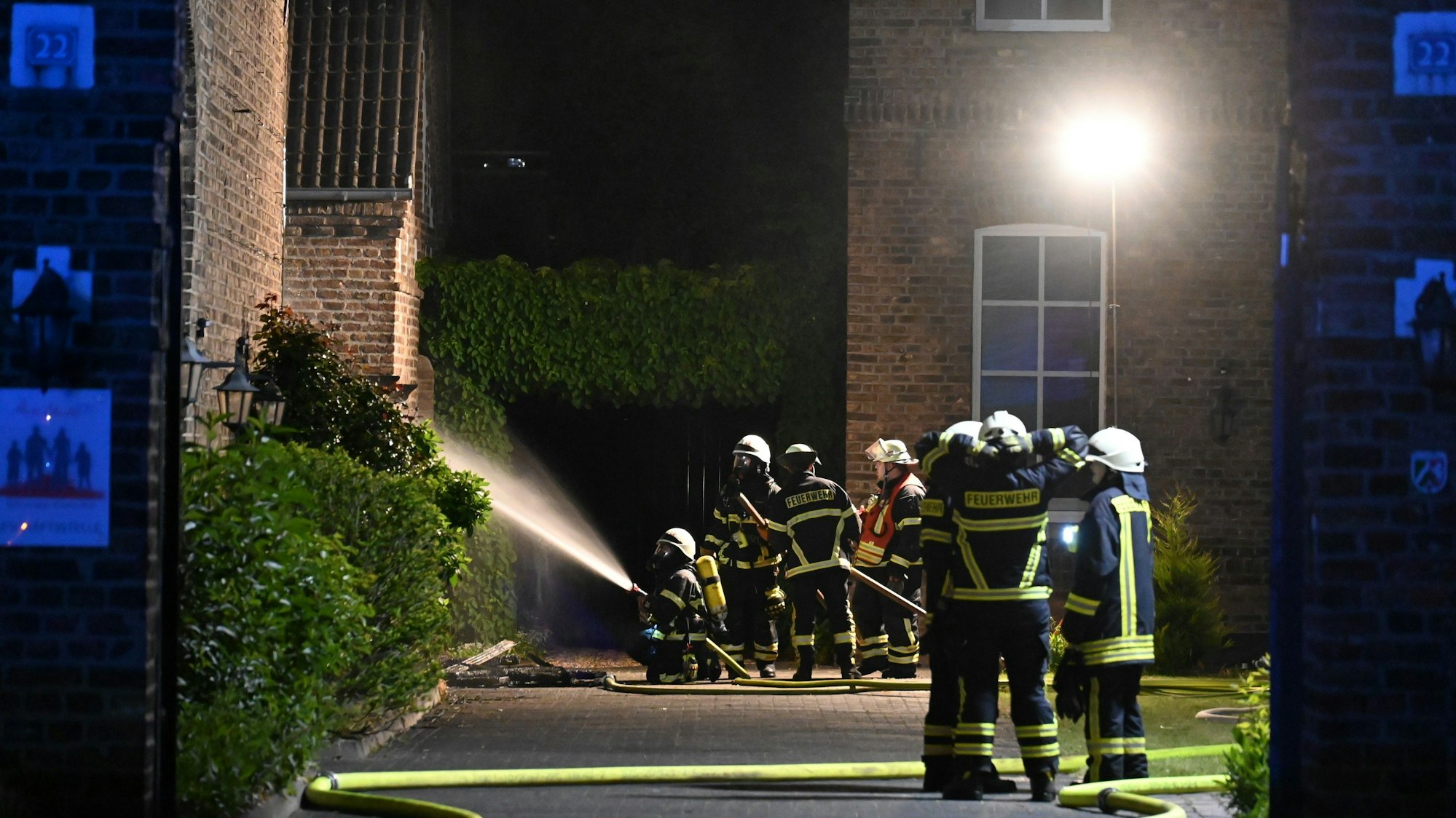 Das Bild zeigt Feuerwehrleute beim Löschen der Scheune.