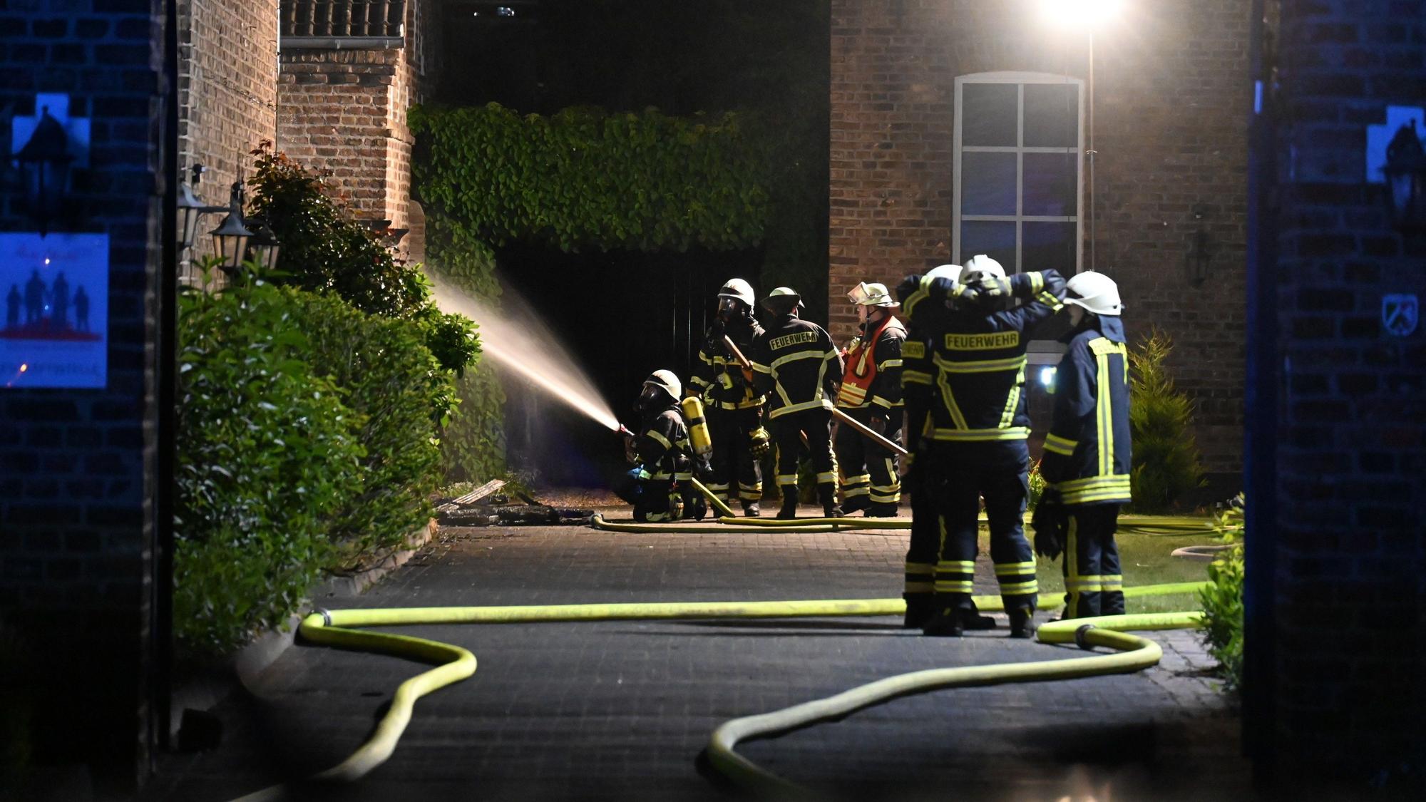 Das Foto zeigt Erftstädter Feuerwehrleute bei einem Scheunenbrand im Mai 2023.