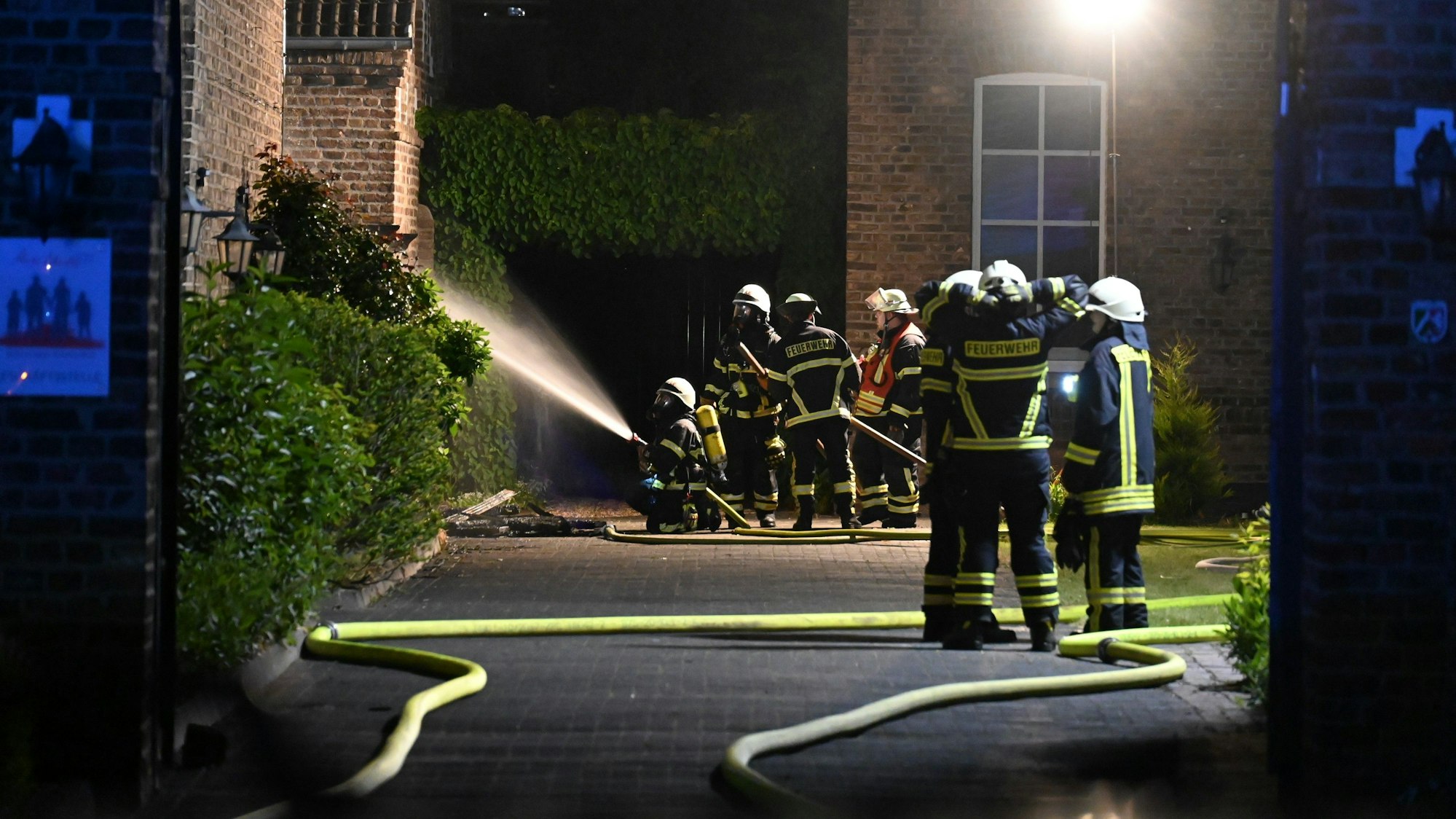 Das Foto zeigt Erftstädter Feuerwehrleute bei einem Scheunenbrand im Mai 2023.